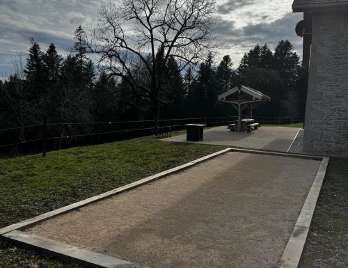 La ferme un des gites à Plaimbois du miroir 25120 - cour